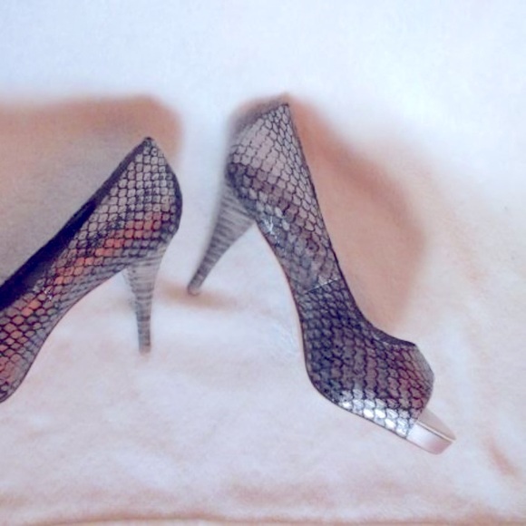 NWOT Designer Bourne Gold and Black Peep Toe Pump - Picture 2 of 7